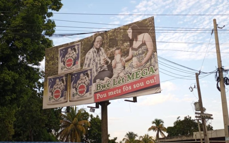 Photo n° 6 : Panneau publicitaire d&apos;une marque de lait
